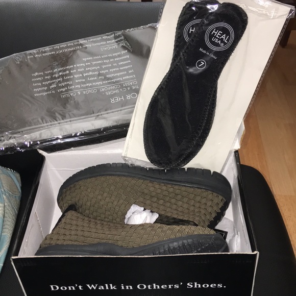 Like New heal USA olive colored woven comfy shoes - Picture 5 of 8